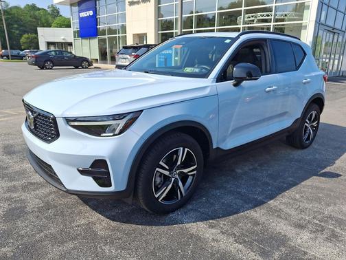 2024 Volvo XC40 B5 AWD Core Dark Theme