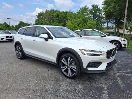 2024 Volvo V60 Cross Country B5 AWD Plus