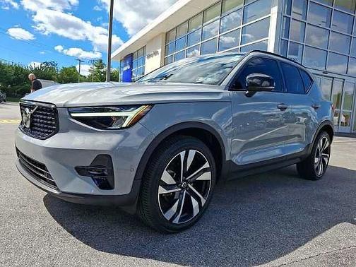 Vapour Grey 2024 Volvo XC40 Plus