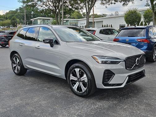2024 Volvo XC60 Recharge Plug-In Hybrid Core Dark Theme