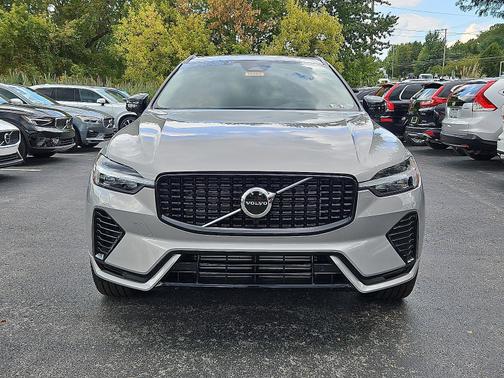 2024 Volvo XC60 Recharge Plug-In Hybrid Core Dark Theme