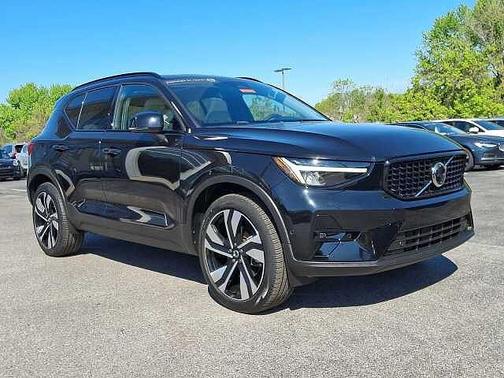Onyx Black 2024 Volvo XC40 Plus
