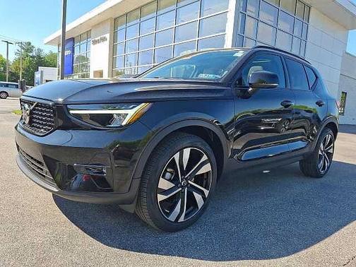 Onyx Black 2024 Volvo XC40 Plus
