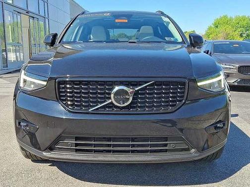 Onyx Black 2024 Volvo XC40 Plus