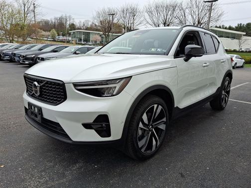 2023 Volvo XC40 B5 AWD Plus Dark Theme
