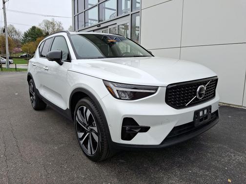 2023 Volvo XC40 B5 AWD Plus Dark Theme