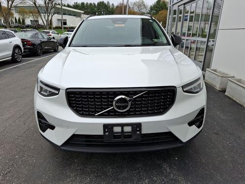 2023 Volvo XC40 B5 AWD Plus Dark Theme
