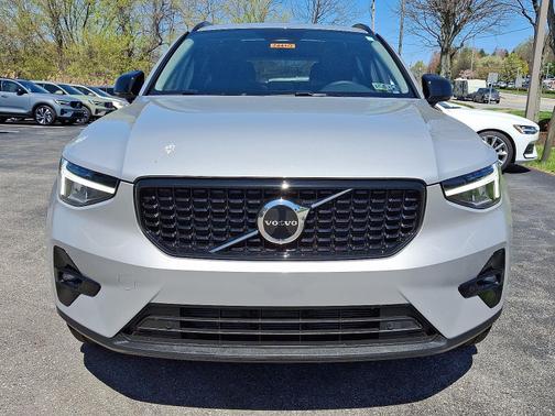2023 Volvo XC40 B5 AWD Plus Dark Theme