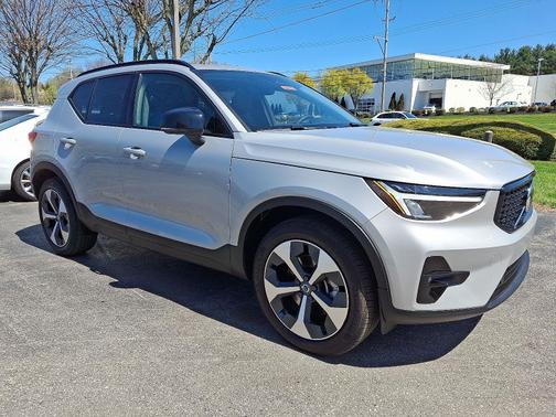 2023 Volvo XC40 B5 AWD Plus Dark Theme