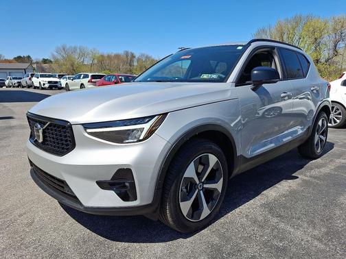 2023 Volvo XC40 B5 AWD Plus Dark Theme