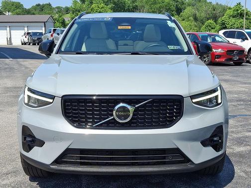 2024 Volvo XC40 B5 AWD Plus Dark Theme