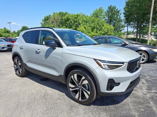 2024 Volvo XC40 B5 AWD Plus Dark Theme