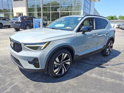2024 Volvo XC40 B5 AWD Plus Dark Theme