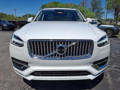 2024 Volvo XC90 B5 AWD Plus Bright Theme 7-Passengers