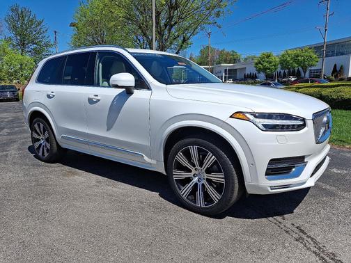2024 Volvo XC90 B5 AWD Plus Bright Theme 7-Passengers