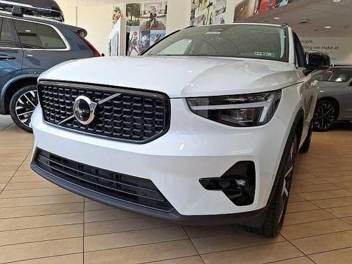 Crystal White 2026 Volvo XC40 Plus