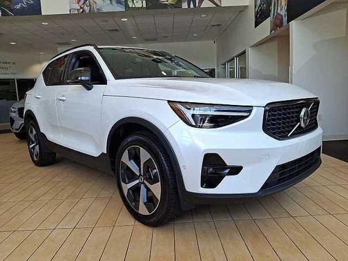 Crystal White 2026 Volvo XC40 Plus