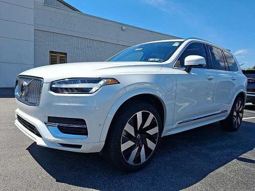 Crystal White 2024 Volvo XC90 Plus