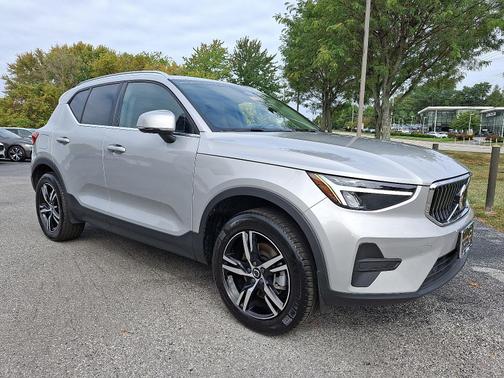 2025 Volvo XC40 B5 AWD Core Bright Theme