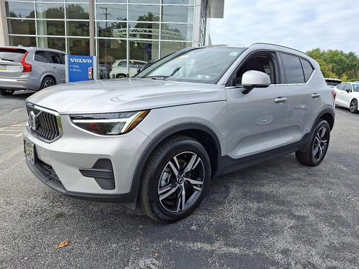 2025 Volvo XC40 B5 AWD Core Bright Theme
