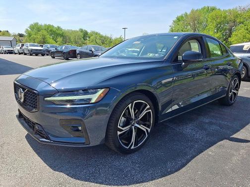 2024 Volvo S60 B5 AWD Plus Dark Theme