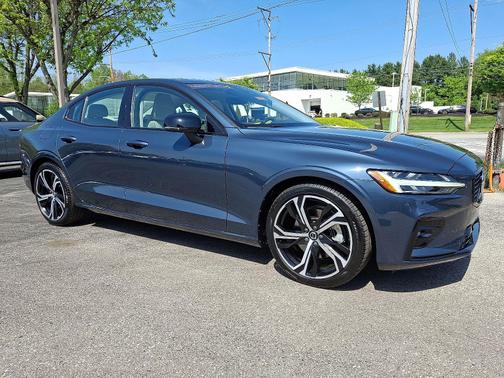 2024 Volvo S60 B5 AWD Plus Dark Theme
