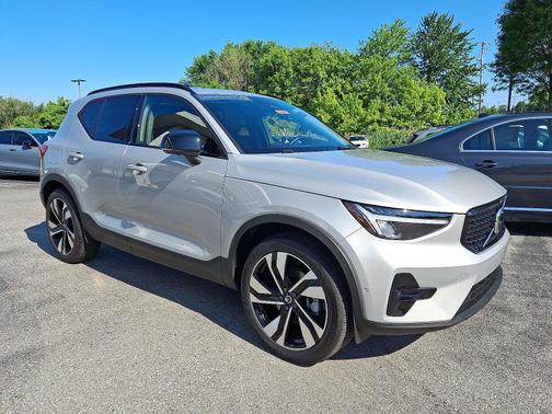 2025 Volvo XC40 B5 AWD Plus Dark Theme