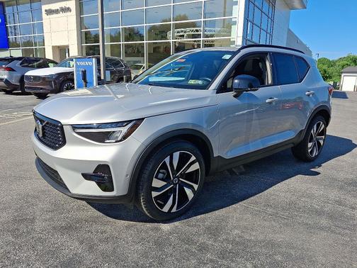 2025 Volvo XC40 B5 AWD Plus Dark Theme