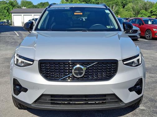 2025 Volvo XC40 B5 AWD Plus Dark Theme
