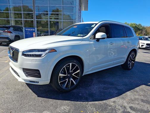 2022 Volvo XC90 T6 AWD Momentum 7-Passengers