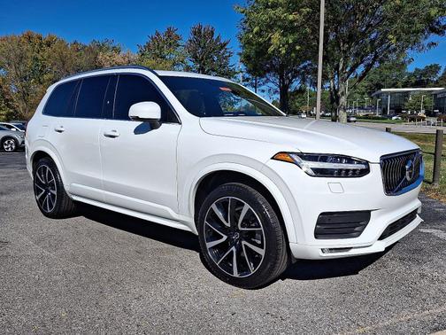2022 Volvo XC90 T6 AWD Momentum 7-Passengers