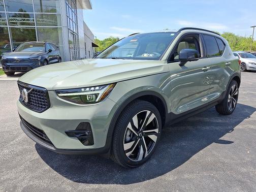 2024 Volvo XC40 B5 AWD Plus Dark Theme