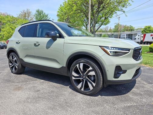2024 Volvo XC40 B5 AWD Plus Dark Theme