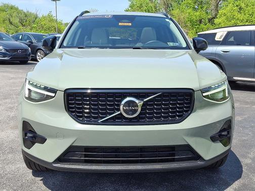 2024 Volvo XC40 B5 AWD Plus Dark Theme