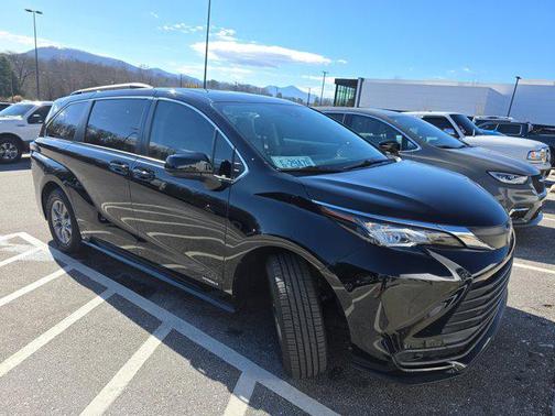 2021 Toyota Sienna LE