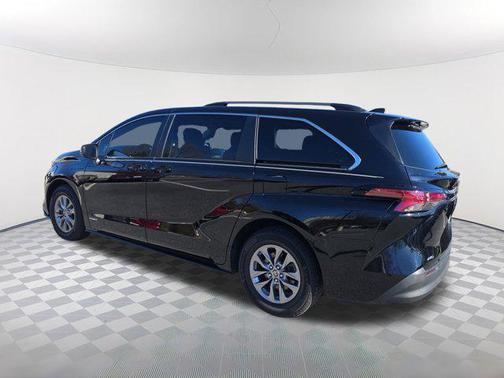 2021 Toyota Sienna LE