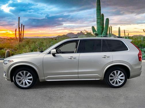 2016 Volvo XC90 T6 Momentum