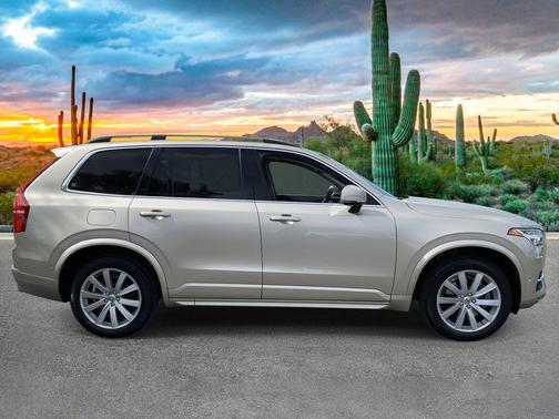 2016 Volvo XC90 T6 Momentum