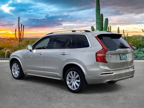 2016 Volvo XC90 T6 Momentum