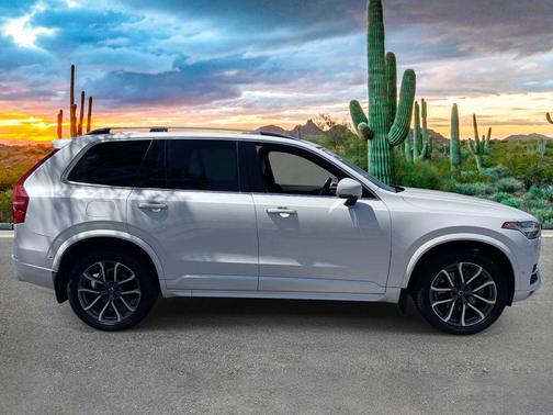 Crystal White Pearl Metallic 2017 Volvo XC90 T6 Momentum
