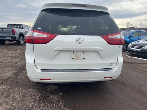 2017 Toyota Sienna XLE