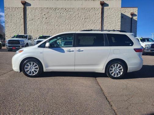 2017 Toyota Sienna XLE
