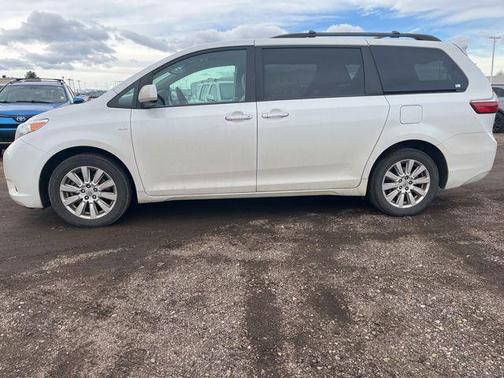 2017 Toyota Sienna XLE