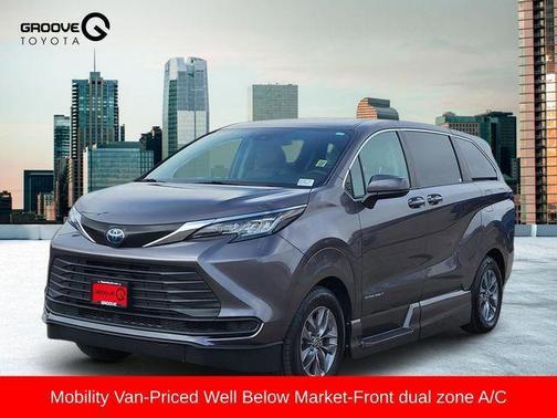 2023 Toyota Sienna LE