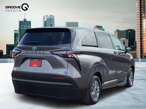 2023 Toyota Sienna LE