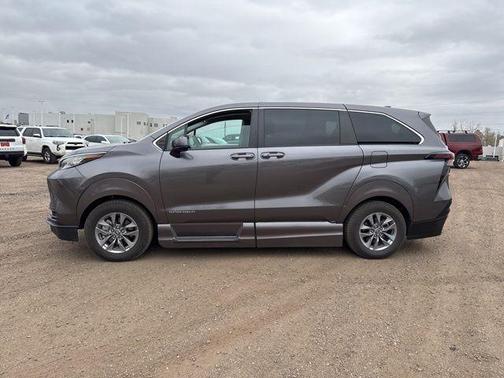 2023 Toyota Sienna LE