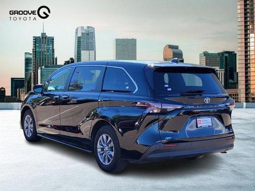 2023 Toyota Sienna XLE 7 Passenger