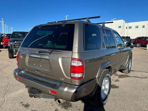 2002 Nissan Pathfinder LE