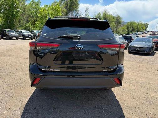 Midnight Black Metallic 2023 Toyota Highlander XLE