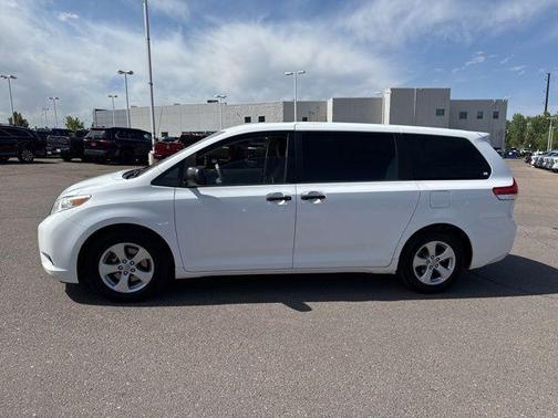 Super White 2013 Toyota Sienna SE